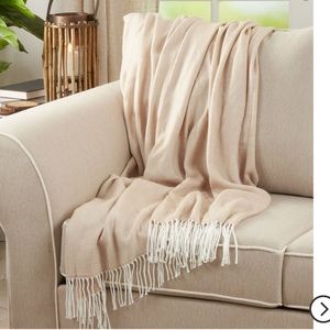 HOST PIC  EVOLIVE CHEVRON FRINGED THROW❤️❤️❤️❤️